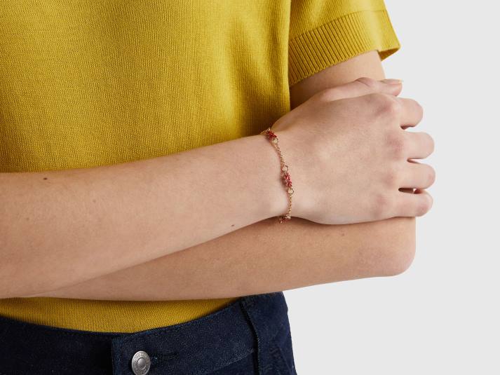 vrouwen Benetton armband met koraalrode logo's rood koraal 4R62715