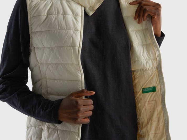 vrouwen Benetton mouwloos pufferjack met gerecyclede watten romig wit 4R623756
