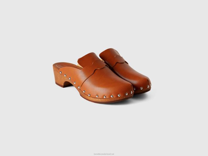 vrouwen Benetton klompen met studs kameel 4R62799