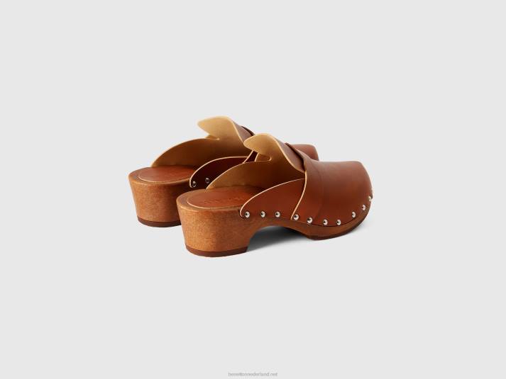 vrouwen Benetton klompen met studs kameel 4R62799