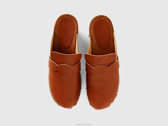 vrouwen Benetton klompen met studs kameel 4R62799